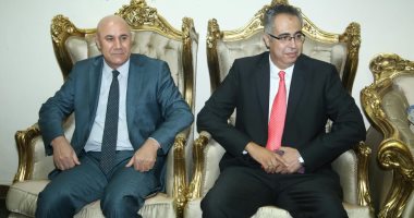 صور.. سفراء وسياسيون فى افتتاح "حدث فى بلاد السعادة" بمسرح السلام