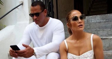 من 20 سنة.. جنيفر لوبيز توقع لأليكس رودريجيز على "أوتوجراف".. شاهد الصورة