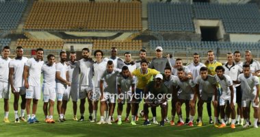 صور.. الإسماعيلى ينعى أحد مشجعيه والفريق يؤازر نجله