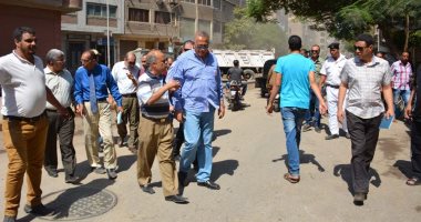 صور.. محافظ الجيزة يقود حملة لنظافة شارع الأقصر فى إمبابة