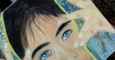 أميرة محمدين تبدع فى رسم اللوحات الفنية بأقلام الفحم وألوان الخشب