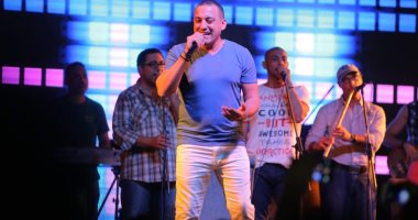 صور.. الفنان دياب يتألق فى حفل جماهيرى بـ"بورتو مطروح" 