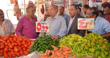 صور.. محافظ الإسماعيلية يتفقد معرض السلع والمواد الغذائية بنادى المنتزه