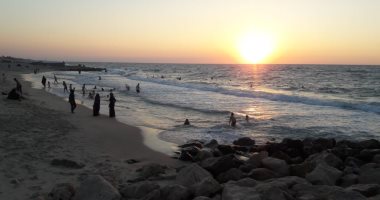 صور.. "شط الغلابة يا بحر العريش".. يجمع الأسر للسمر على رماله وتناول الشاى.. والأهالى: ملاذنا للهروب من ضيق الحال وحرارة الأجواء.. ويؤكدون: لا نستطيع تحمل تكاليف تأجير شماسى واستغلال أصحاب المشروعات الشاطئية