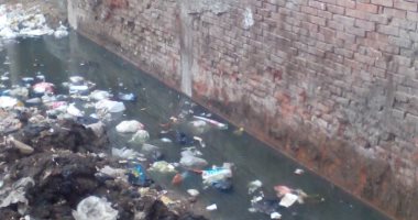 مياه المجارى تحاصر شارع العروبة بالمنصورة.. والأهالى: "كتبنا لرئيس شركة المياه على الحيط"