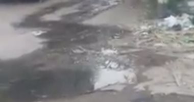 صور.. أضبط مخالفة.. تسرب مياه الصرف من بيارة مسدودة إلى النيل ببنى سويف 