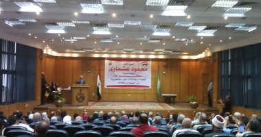 صور.. محافظ القليوبية يكرم 15 طالبا من أوائل الشهادات العامة 