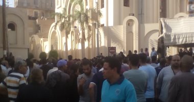 صور.. المئات يحتشدون أمام كنيسة الأمير تاضروس لتشييع جثمان مطران المنيا