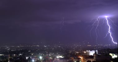 عواصف رعدية تضرب كاليفورنيا ومخاوف من اتساع حرائق الغابات بفعل البرق