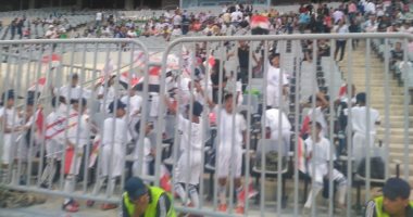 بالصور.. توزيع أعلام مصر على جماهير الزمالك فى مدرجات برج العرب بالإسكندرية