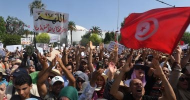 محتجون يطالبون بفرص عمل يوقفون إنتاج الفوسفات فى تونس بشكل كامل