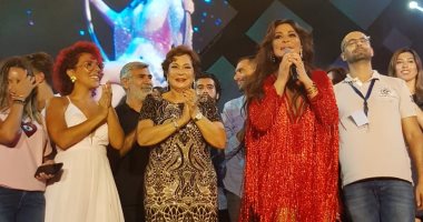 صور.. لبلبة تدعم إليسا بعد شفائها من السرطان وتحضر حفلها بأعياد بيروت