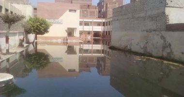 صور.. اضبط مخالفة.. مياه المجارى تغرق مدرسة عمرو بن العاص بالشرقية