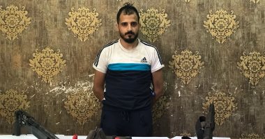 القبض على تاجر مخدرات وبحوزته أسلحة نارية وذخيرة أثناء إختباؤه بالجيارة