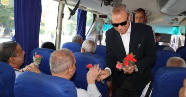 صور.. محافظ قنا يودع حجاج بعثة الجمعيات الأهلية إلى الأراضى المقدسة