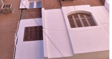 برج مائل يهدد حياة المواطنين فى أسيوط.. والأهالى يناشدون المحافظ سرعة الحل
