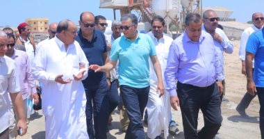 صور.. وزير النقل يتابع أعمال إنشاء كوبريين أعلى سكك حديد مطروح 