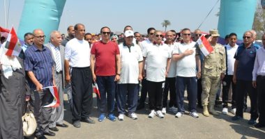 صور.. يس طاهر يتقدم ماراثون للمشى بمحور الكورنيش الجديد فى الإسماعيلية