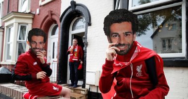 قناع محمد صلاح يغزو آنفيلد قبل مباراة ليفربول ضد وست هام.. صور