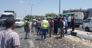 رفع آثار حادث انقلاب سيارة وفتح الطريق الزراعى بالبحيرة