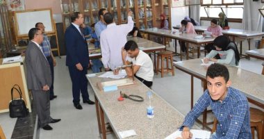رئيس جامعة سوهاج يتفقد امتحانات "الدور الثاني" لكلية الطب البشري  
