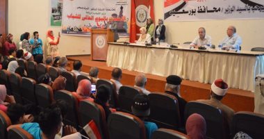 محافظ بورسعيد يعرض على الشباب ما تم إنجازه خلال عامين ونصف