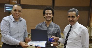 جامعة قناة السويس تكرم علاء عبد العزيز بطل العالم فى سباحة الزعانف