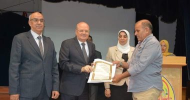 رئيس جامعة الزقازيق يكرم 323 من المحالين للمعاش