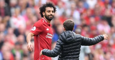 طفل يقتحم ملعب مباراة ليفربول ضد وست هام لتحية محمد صلاح .. فيديو