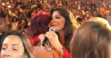 إليسا تشعر بأحضان محبيها وتبكى فى حفلها الأخير