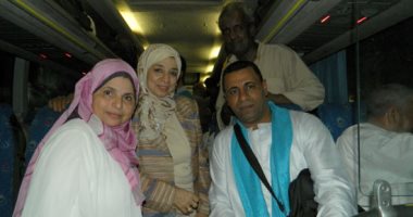 صور.. طبل بلدى ومزمار أثناء مغادرة أول أفواج حجاج الجمعيات الأهلية بأسيوط