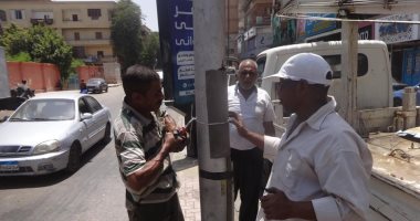 صور.. تأمين أعمدة الإنارة وعزل جميع الكابلات بشارع التليفزيون فى الأقصر