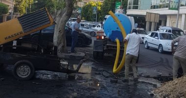 "مياه الجيزة" تصلح ماسورة مياه بشارع النيل بعد كسر مفاجئ