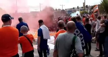 جماهير تتظاهر بالبيض والألعاب النارية ضد رئيس نادى إنجليزى.. صور