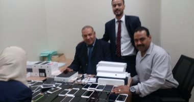 جمارك المطار تحبط محاولة تهريب هواتف "اي فون" وساعات تجسس 