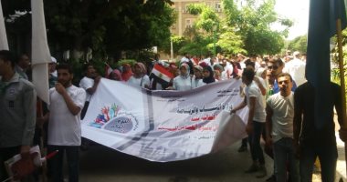 فيديو وصور.. محافظ القليوبية يشارك فى مسيرة للاحتفال باليوم العالمي للشباب 