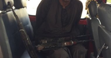 ضبط سائق متهم بالاتجار فى الأسلحة بحوزته 4 بنادق آلية بمركز نجع حمادى بقنا