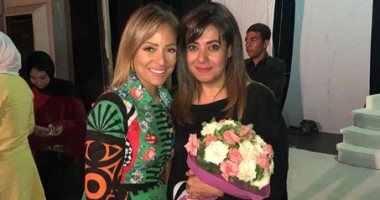 ريم البارودى تهنئ نشوى مصطفى على مسرحية "سيلفى مع الموت" 