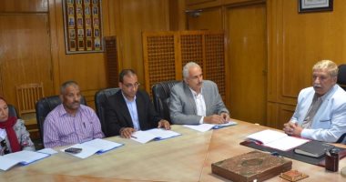 محافظ الإسماعيلية يستعرض استعدادات استقبال العام الدراسى الجديد