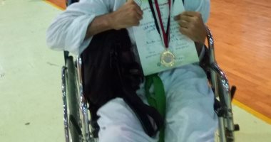 شاب يطالب الصحة بعلاجه بعد إصابته بشلل دماغى وتقلص عضلى بالأطراف