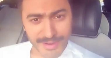 شاهد.. تامر حسنى يغنى "ولا يوم من أيامه" داخل سيارته