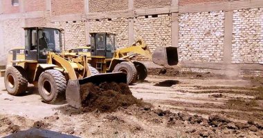 إزالة تعديات على الأراضى الزراعية بمركز طهطا بسوهاج