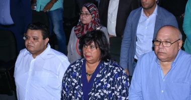 صور.. إيناس عبد الدايم وخالد جلال يشاهدان عرض "سيلفى مع الموت" لنشوى مصطفى