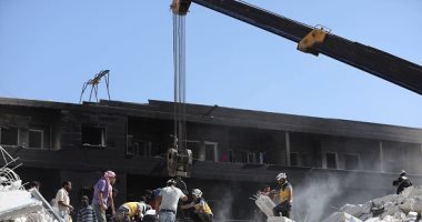 صور.. إزالة الأنقاض بعد انفجار مستودع أسلحة فى سوريا