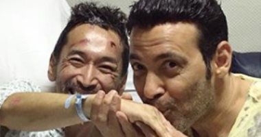 "شبراوى محترم".. سعد الصغير يزور عضو فرقته بعد تعرضه لحادث ويقبل يده