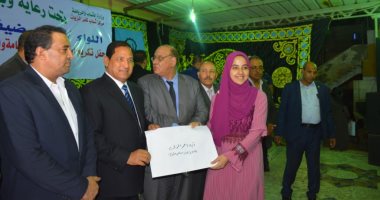 صور.. محافظ الغربية يكرم الطلاب الأوائل فى الثانوية العامة بمركز كفر الزيات