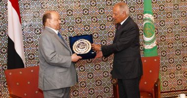 أحمد أبو الغيط يهدى الرئيس اليمنى ترس الجامعة العربية التذكارى