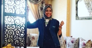 الهضبة للجميع.." علا" مهندسة تحول أغانى عمرو دياب لإشارات الصم والبكم