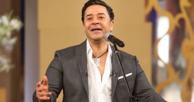 مدحت صالح يبدأ حفله بمغازلة مصر بأغنية "وحياة من خلقك" 