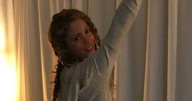على طريقة رمضان فى كليب نمبر 1.. شاكيرا ترفع السبابة لجمهورها